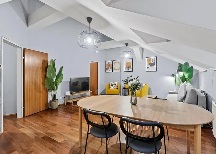 Spacious Apartment Next To Shopping Mall