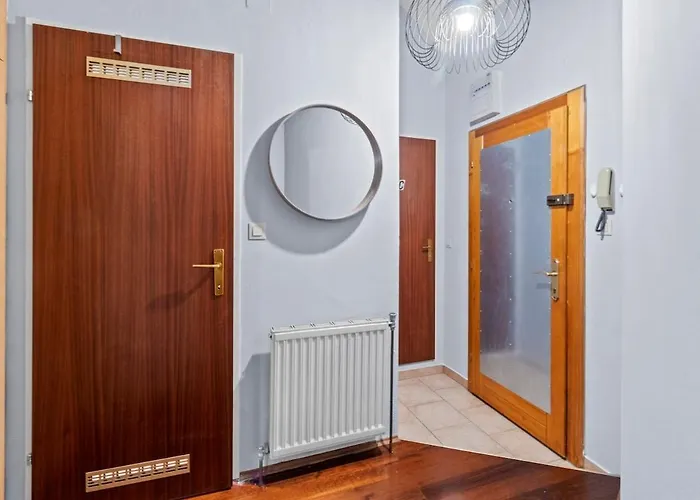 Spacious Apartment Next To Shopping Mall