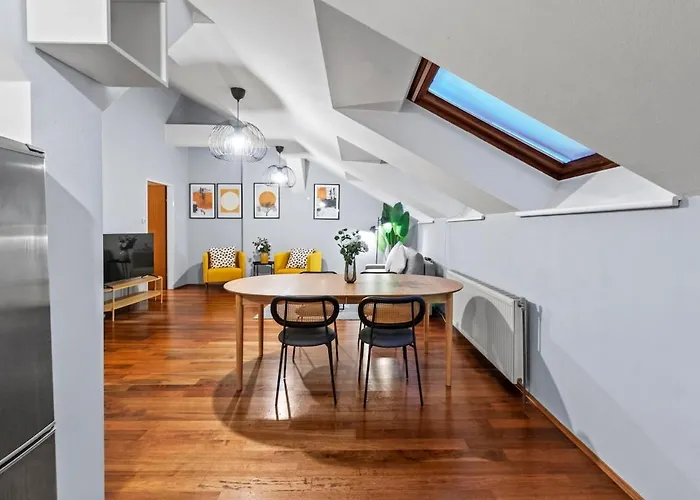 Spacious Apartment Next To Shopping Mall