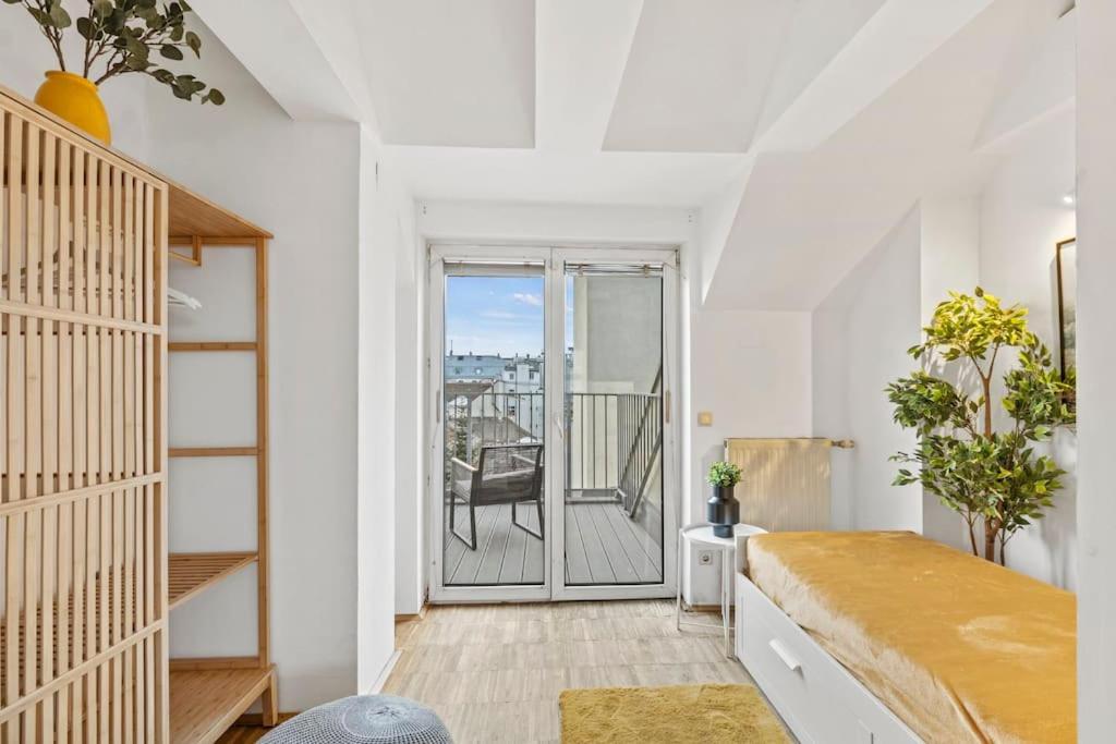 Apartment Spacious Next To Shopping Mall
