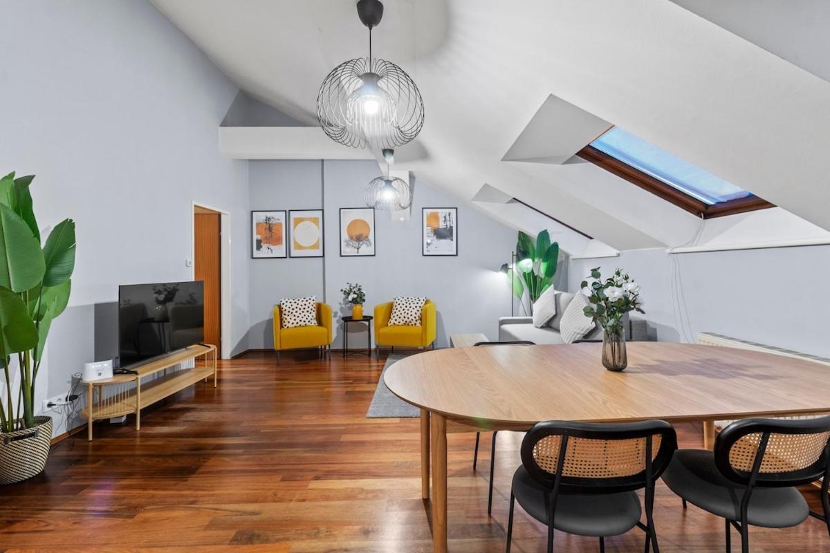 Spacious Next To Shopping Mall *