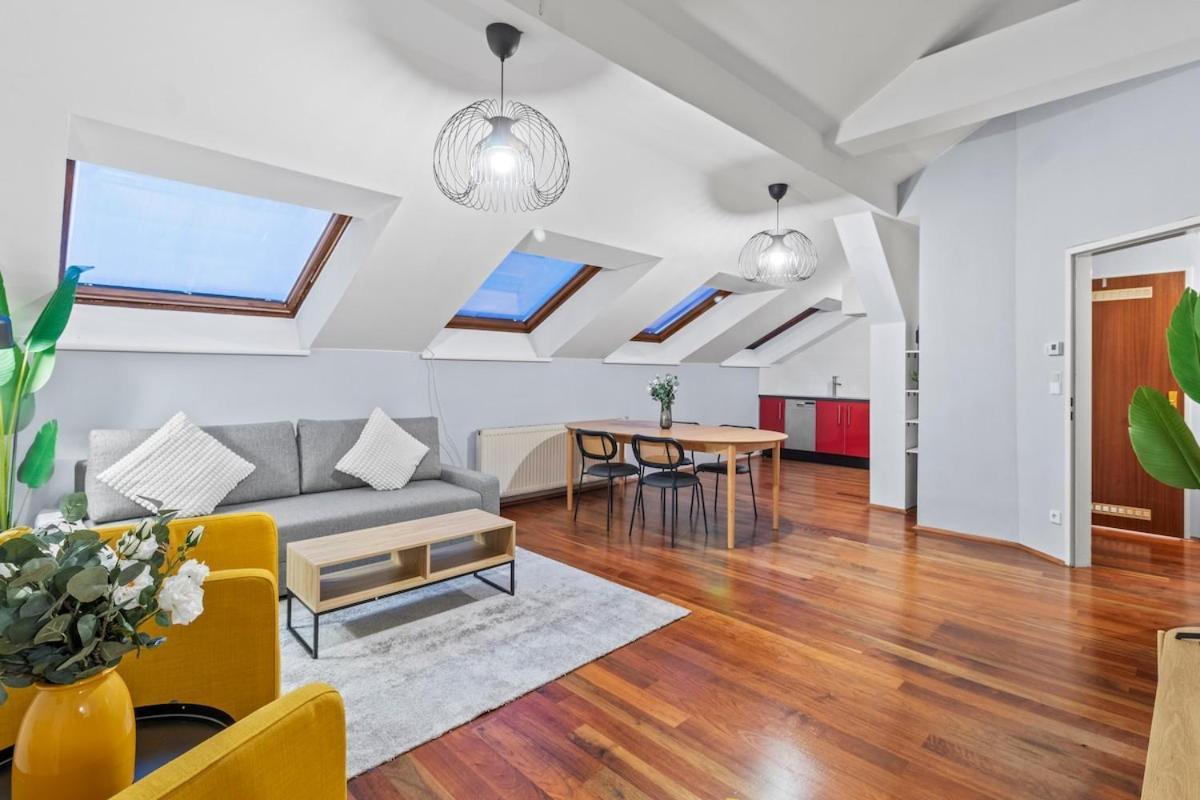 Spacious Next To Shopping Mall Appartement *